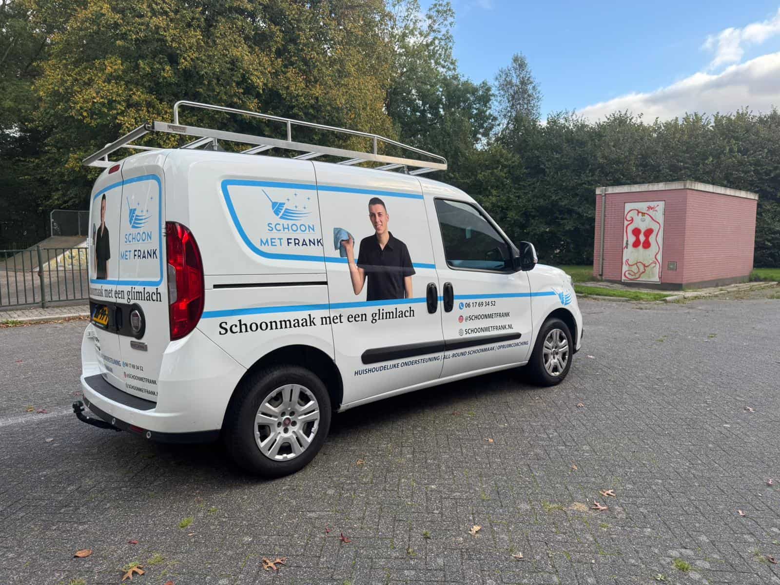 Efficiënte schoonmaakdienst met de schoonmaakauto van Schoon met Frank in een groene omgeving.