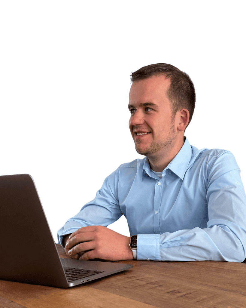 Schilder van een man die aan een laptop werkt, professioneel en vriendelijk uitstraling.